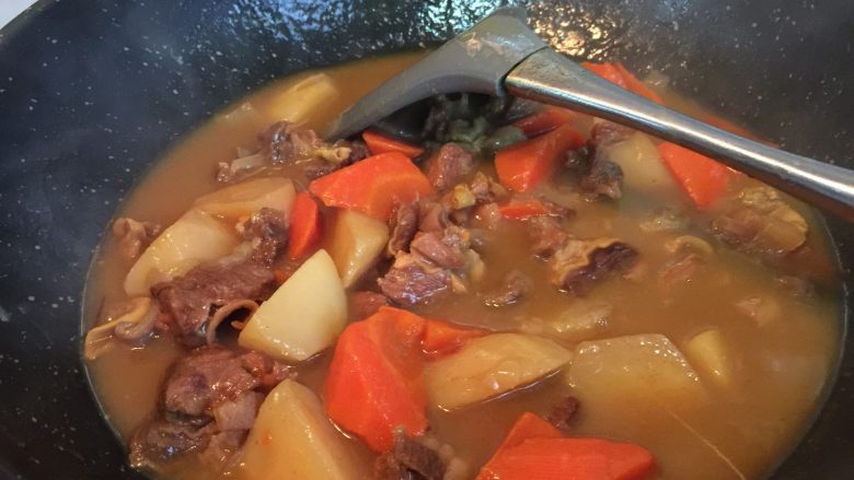 熊猫咖喱牛肉饭,炖好后如果汁水不浓稠,可以重新倒回炒锅中收汁
