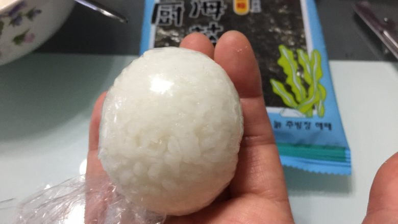 熊猫咖喱牛肉饭,取少许米饭用保鲜膜包紧成团,做出熊猫的身体