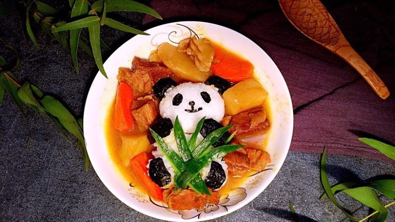 熊猫咖喱牛肉饭,用<a style='color:red;display:inline-block;' href='/shicai/ 86966'>黄瓜皮</a>做竹叶,再加入咖喱牛肉饭即可