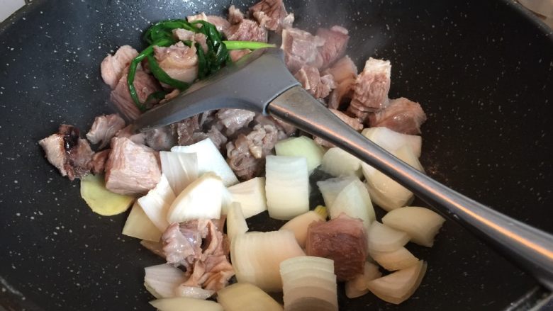 熊猫咖喱牛肉饭,锅中放少许油加入洋葱煸炒出香味后,放入牛腩翻炒加点<a style='color:red;display:inline-block;' href='/shicai/ 718'>料酒</a>去腥
