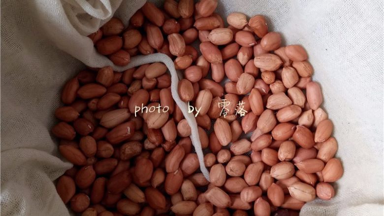 老醋花生,纱布洗净,拧干水分;用它将花生仁擦拭干净;