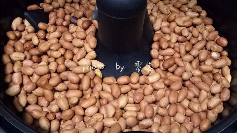 老醋花生,将花生仁放入空气翻炸锅;