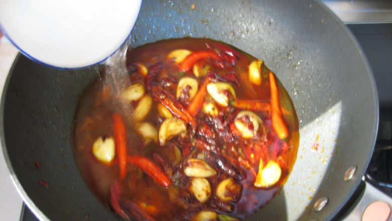 川香麻辣烤鱼:麻辣过瘾的豪华烤鱼,倒入1大碗清水或者高汤,大火煮滚。