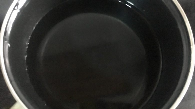 自制酸奶(奶粉版),纯净水放入奶锅备用,自来水没试过,不知道行不行,亲们可以试试看。