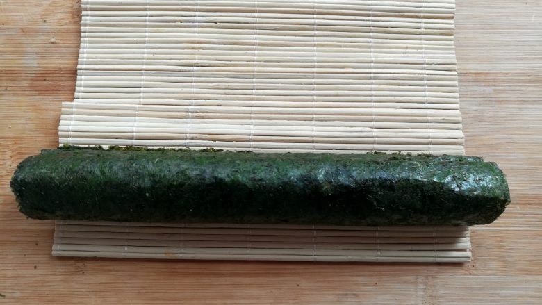 金顶寿司,寿司卷好以后放一边,再继续卷其他的2个