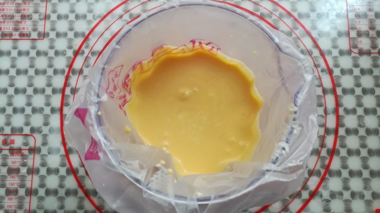 酸奶芒果冰淇淋,取一个大号的裱花袋,把冰淇淋糊倒入裱花袋里
