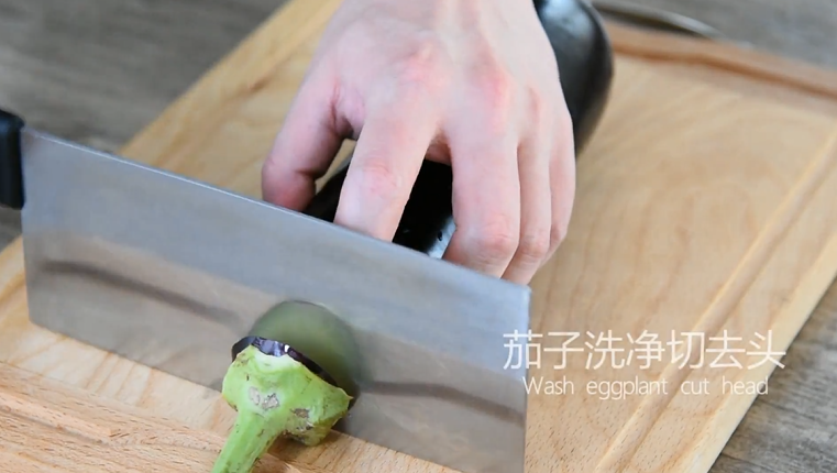 茄子这样做简直太美味了,男女老少都爱吃!,茄子洗净切去头
