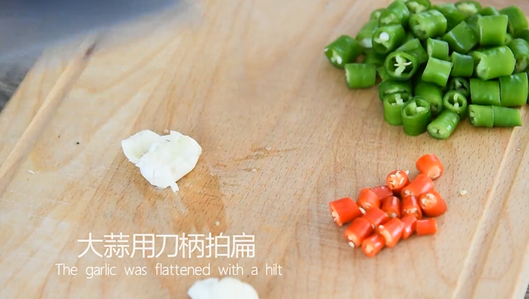 茄子这样做简直太美味了,男女老少都爱吃!,大蒜用刀柄拍扁
