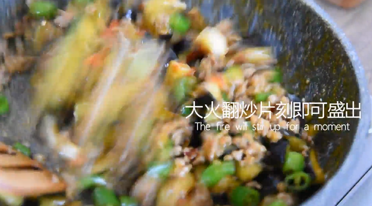 茄子这样做简直太美味了,男女老少都爱吃!,大火翻炒片刻即可盛出