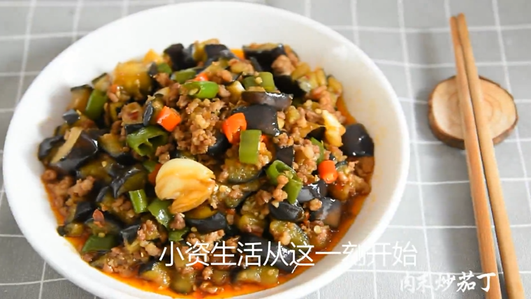 茄子这样做简直太美味了,男女老少都爱吃!,如此美味的肉末炒茄丁就上桌啦!