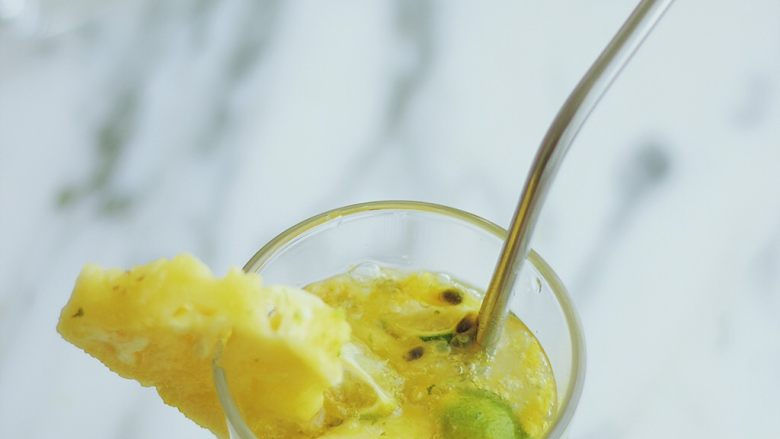 百香果菠萝青桔苏打饮,完成