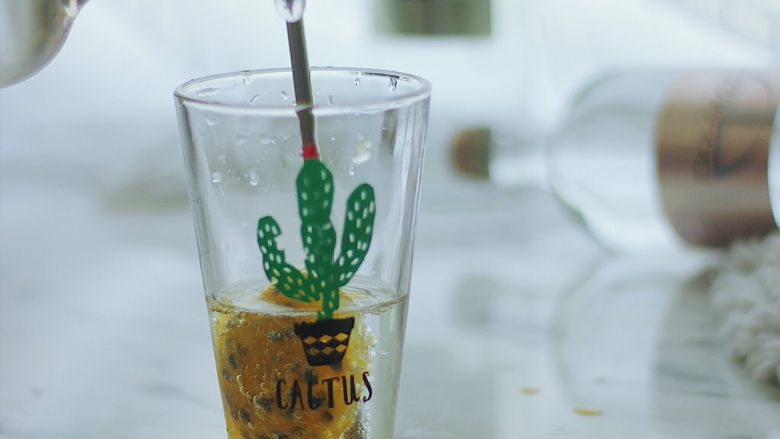 百香果菠萝青桔苏打饮,<a style='color:red;display:inline-block;' href='/shicai/ 2068'>百香果</a>挖出果肉，<a style='color:red;display:inline-block;' href='/shicai/ 597'>菠萝</a>切小块，加入气泡水