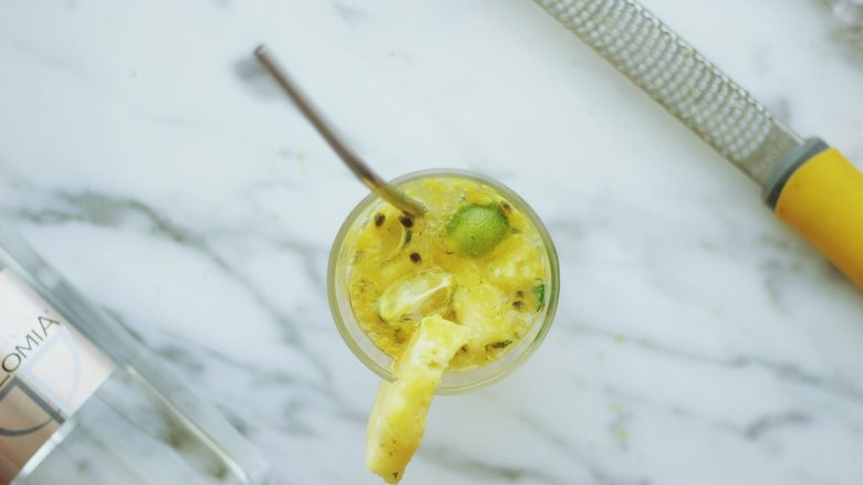 百香果菠萝青桔苏打饮