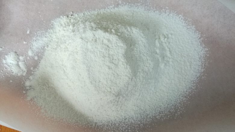 日式棉花蛋糕,低筋粉过筛。