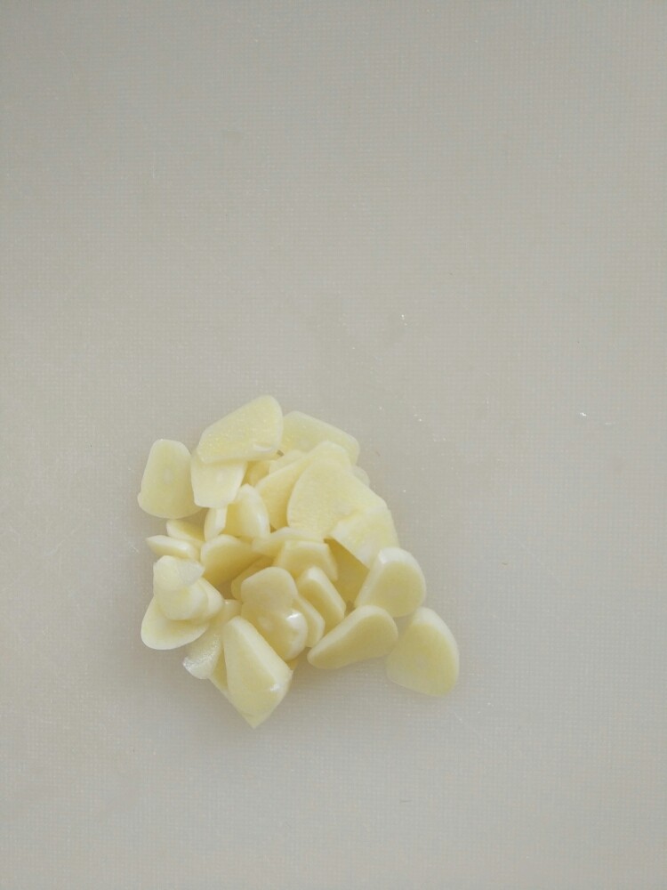 蚝油西兰花,蒜切片,备用