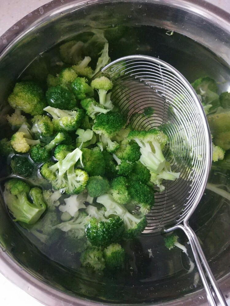 蚝油西兰花,水开后将西蓝花倒进锅中,焯十秒左右