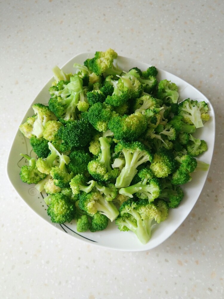 蚝油西兰花,焯过水的西兰花在很多西餐中,是做搭配用的好食材