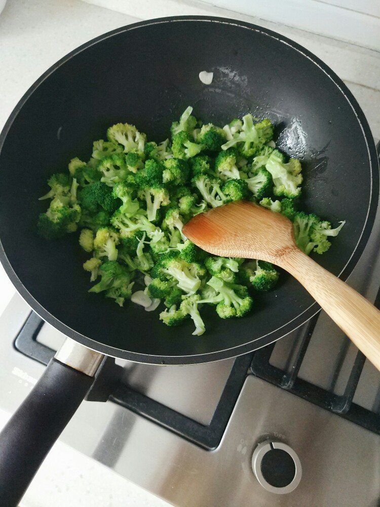 蚝油西兰花,将西兰花倒入锅中,翻炒几下