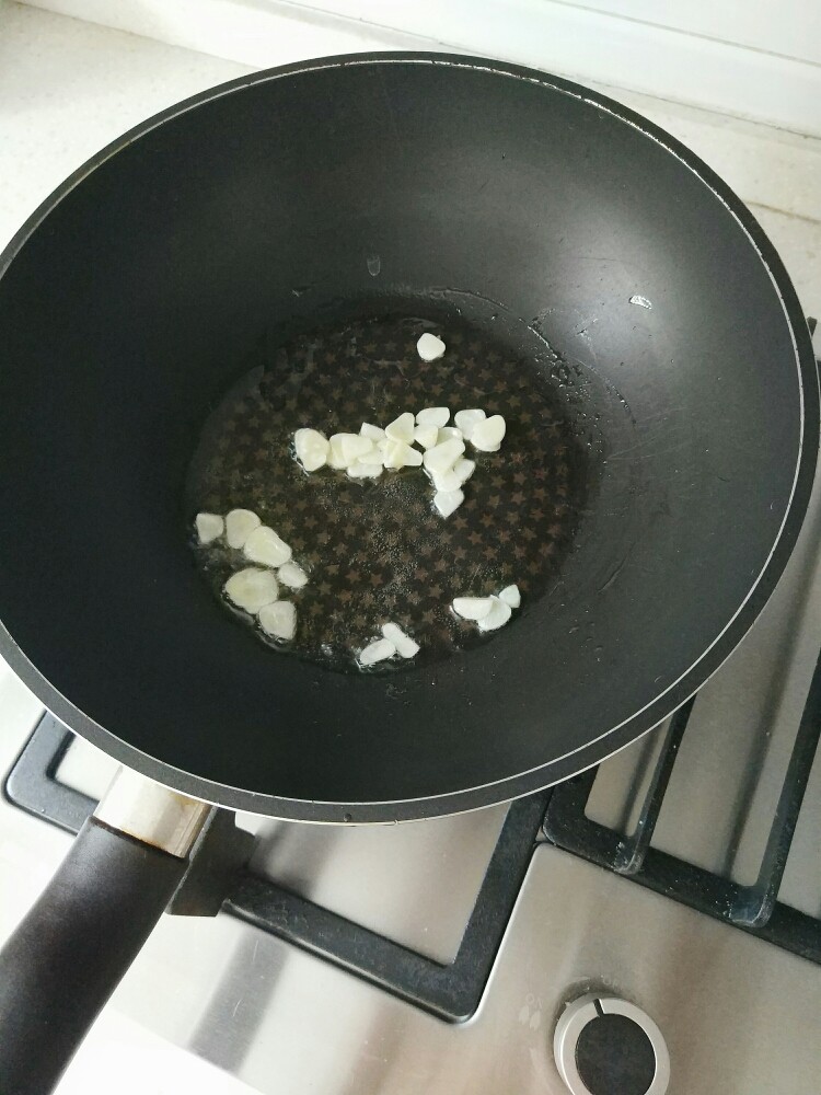 蚝油西兰花,热锅凉油,将蒜放入,翻炒两下