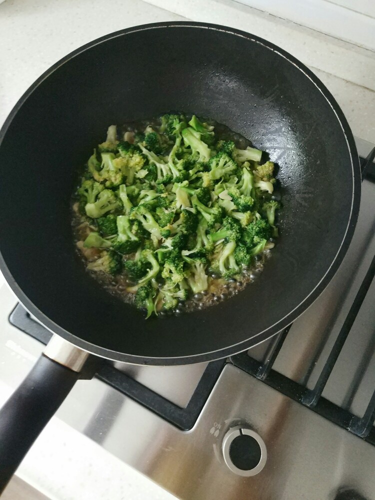 蚝油西兰花,翻炒小炖1左右分钟,让西兰花入味