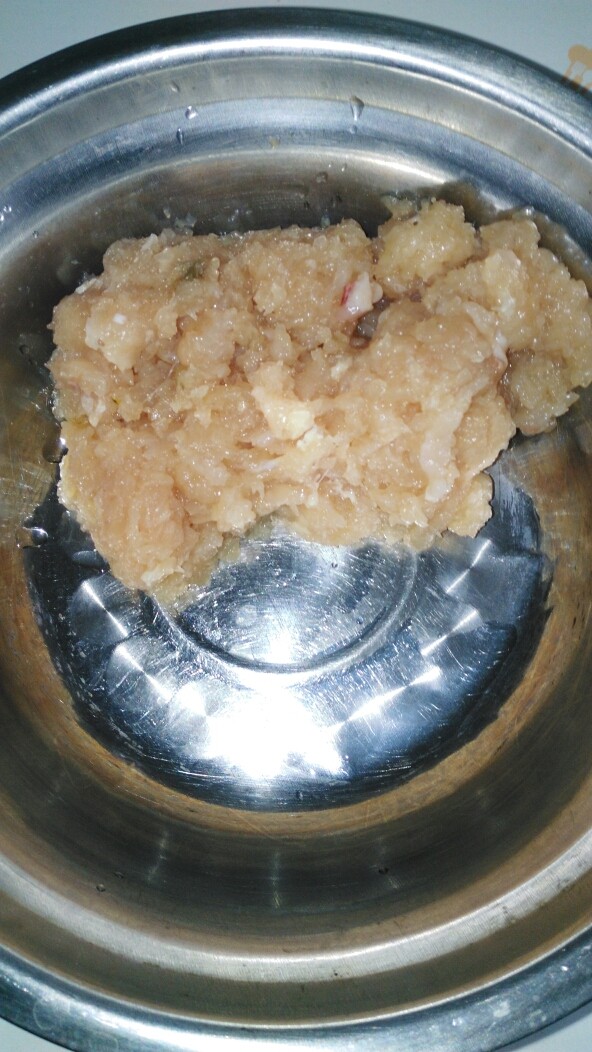 #秘制土豆丸#‘创建于12/6~2017),将鸡胸肉洗净去老筋,用刀背砸成茸。