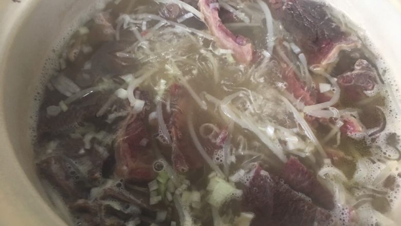 驴肉砂锅,煮开,粉丝与豆芽熟后关火