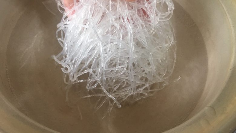 驴肉砂锅,砂锅内放水开火,放入洗净粉丝