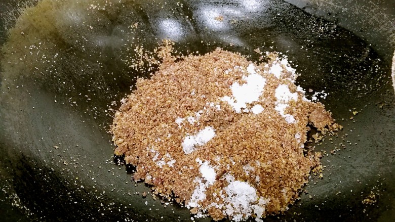 粗豆沙南瓜饼,用破壁机或料理机把红豆打成半干半湿的粉末,倒入炒锅,加玉米油和<a style='color:red;display:inline-block;' href='/shicai/ 869'>白砂糖</a>翻炒均匀。
