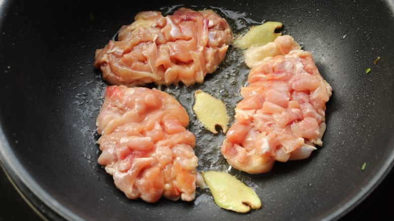 照烧鸡腿,鸡皮向下,放入鸡腿开始煎。