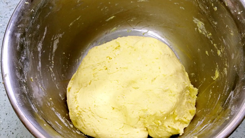 粗豆沙南瓜饼,直到可以用手和面,形成稍微有一点点粘手的面团。
