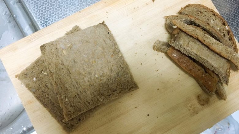 宝宝辅食~三明治,全麦面包2片 去边 切成方块形状