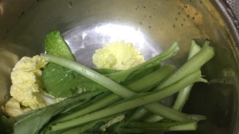 宝宝辅食~三明治,2种蔬菜洗干净 用盐水泡一会儿