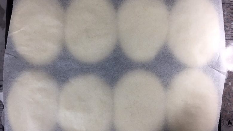 小麦胚芽口袋面包,因为没有刷蛋液,但为了防止上色过深或上色不均匀,面包胚上覆盖油纸。