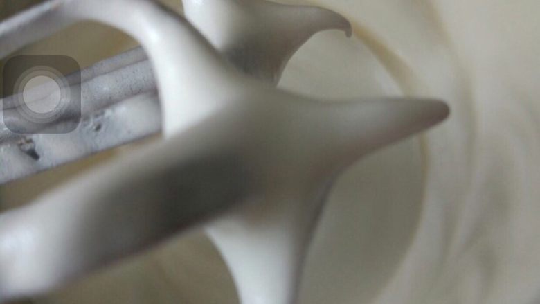北海道杯子蛋糕,打发过程中分三次加入50g的糖打发成有小牛角尖