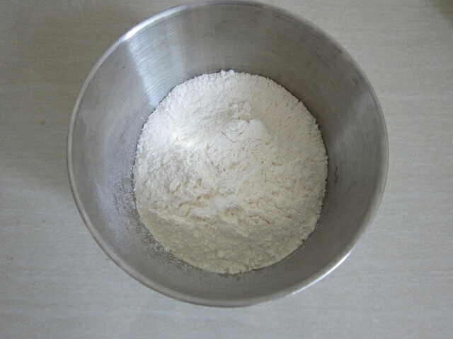 玉米猪肉水饺,取500克<a style='color:red;display:inline-block;' href='/shicai/ 519'>面粉</a>,加少许盐混合。