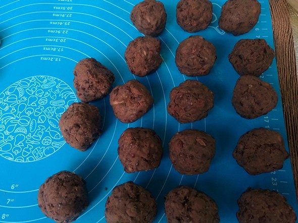 福满楼红豆酥,红豆馅分成12个25克左右个剂子,揉成圆球。