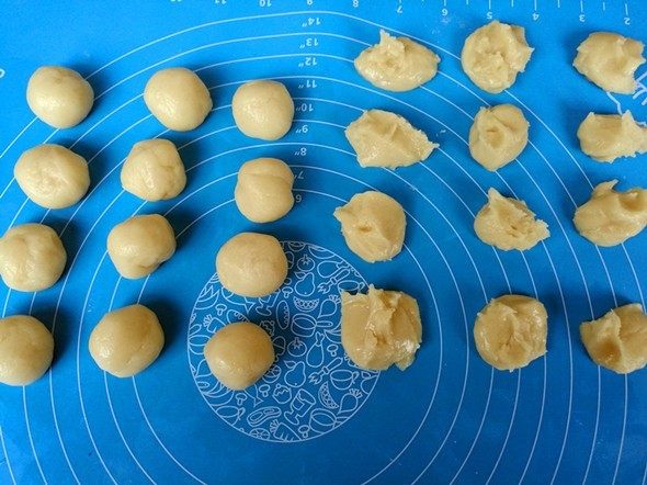 福满楼红豆酥,水油皮均分成12个小剂子,油酥也分成12个小剂子,(均分就好)揉圆。