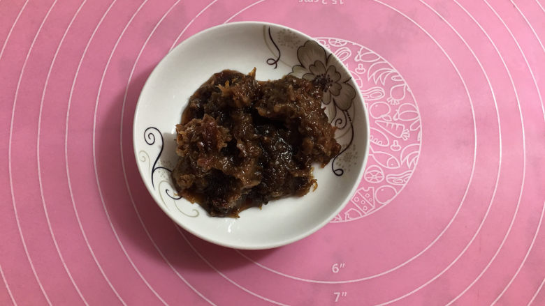 玫瑰花酱红薯吐司,取出准备好的玫瑰花酱,如果放冰箱里很粘稠,可以用微波炉加热软化一下。