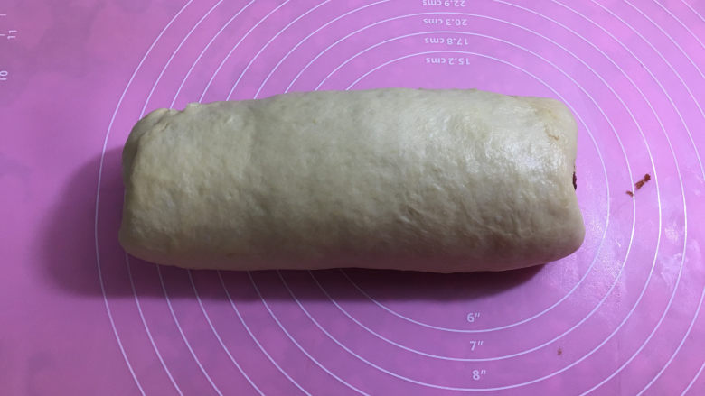 玫瑰花酱红薯吐司,由上向下卷起,收口处收紧。