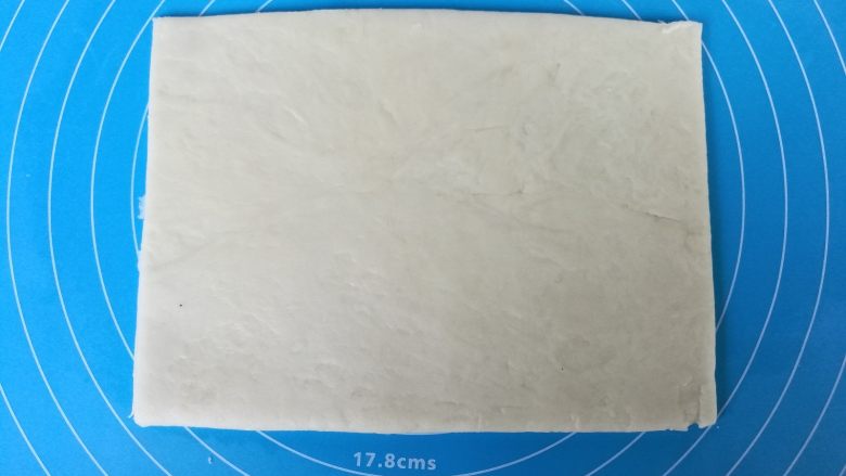 双层百力滋,擀成长方片,切去不规则的四周。