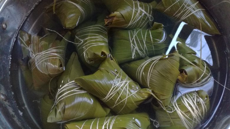 大红枣粽子,装进锅里,加入没过粽子的水,大火烧开转小火煮1个小时就好了。原汤浸泡一晚,粽子更香,更甜,更糯。