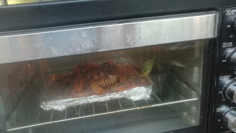 鲜香麻辣章鱼足,送入预热好的烤箱,中上层上下火175度8分钟即可。(时间和温度仅供参考)