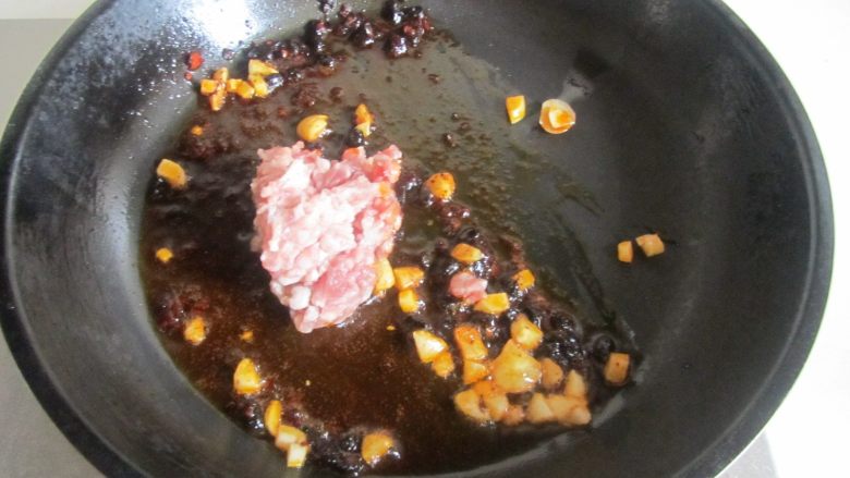 肉末干子炒毛豆米,加入<a style='color:red;display:inline-block;' href='/shicai/ 442'>肉末</a>进去翻炒;