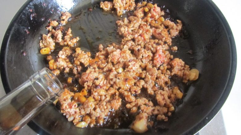 肉末干子炒毛豆米,翻炒至肉末变色, 加入适量的<a style='color:red;display:inline-block;' href='/shicai/ 718'>料酒</a>进去翻炒;