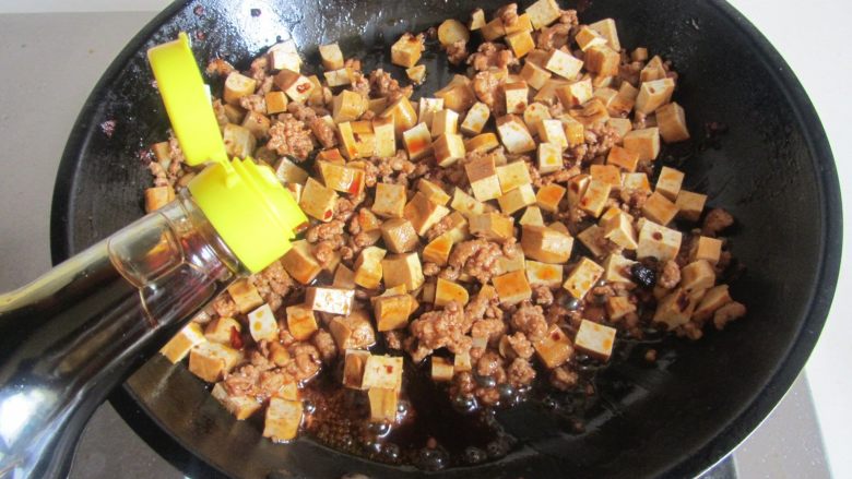 肉末干子炒毛豆米,加入适量的<a style='color:red;display:inline-block;' href='/shicai/ 788'>生抽</a>进去翻炒;