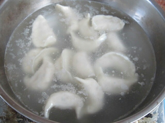 玉米猪肉水饺,包好的饺子放入沸水锅中(一定要水沸才能下饺子哟)。保持大火,烧开后点三次冷水煮好即可出锅。