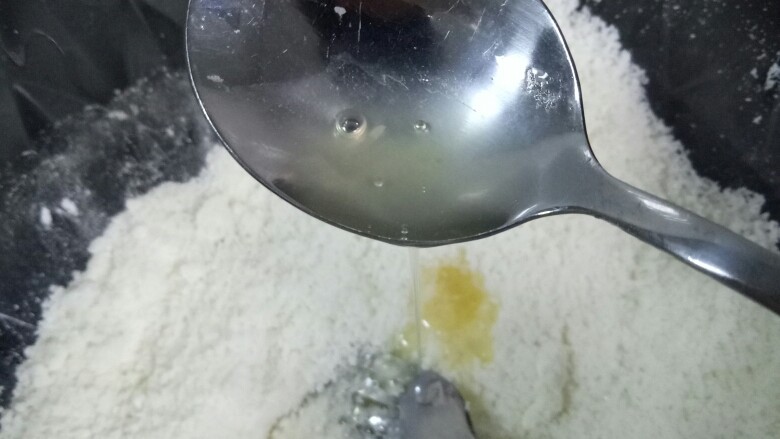 蛋白椰丝球,然后用勺子少量多次的加入蛋清(这步主要是怕鸡蛋的大小会有影响)