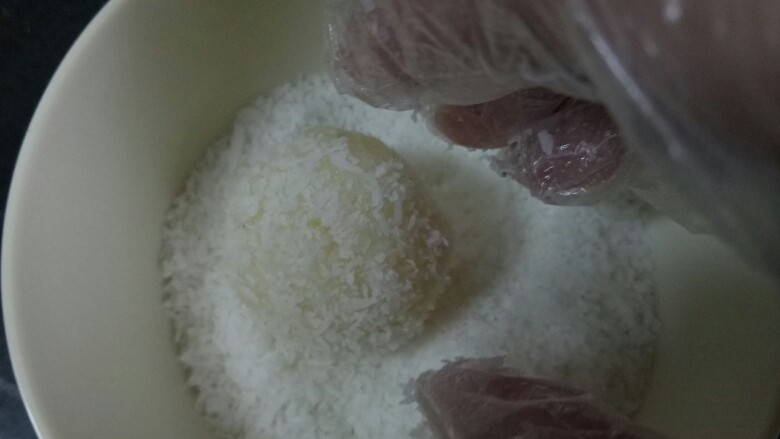 蛋白椰丝球,然后放入2椰丝中滚一圈,裹上椰丝