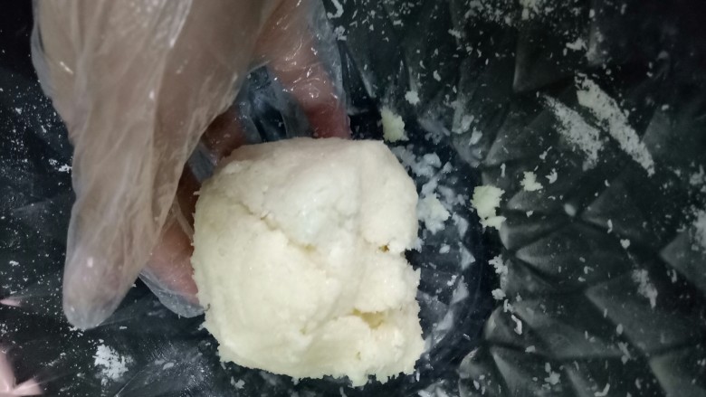 蛋白椰丝球,然后揉成面团,不用过度揉,抱成团就可以了