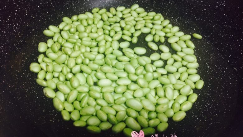 雪菜毛豆炒肉沫,锅里加入适量水,下毛豆绰至断生,捞出控水待用